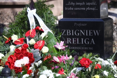 Senator Waldemar Kraska i marszałek Senatu Stanisław Karczewski złożyli wieniec na grobie prof. Zbigniewa Religi