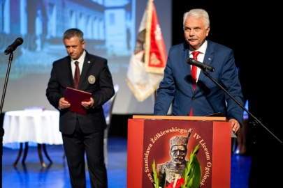 100 lat „Żółkiewskiego” w Siedlcach senator Waldemar Kraska odznaczony medalem „Żółkiewszczacy – Niepodległej”