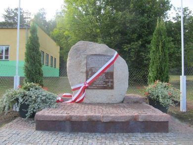 Odsłonięcie pomnika upamiętniającego zrzut XXI ekipy cichociemnych żołnierzy AK w Starych Łepkach