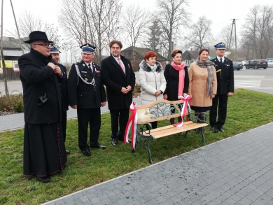 Pamiątkowa ławeczka i tablica Stefana Żeromskiego