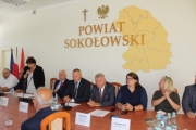 Wręczenie symbolicznych czeków samorządowcom z terenu powiatu łosickiego, siedleckiego i sokołowskiego w ramach Rządowego Programu „Polski Ład” PGR 25.07.2022 r.