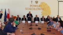 Wręczenie symbolicznych czeków samorządowcom z terenu powiatu łosickiego, siedleckiego i sokołowskiego w ramach Rządowego Programu „Polski Ład” PGR 25.07.2022 r.