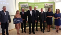 Wręczenie symbolicznych czeków samorządowcom z terenu powiatu łosickiego, siedleckiego i sokołowskiego w ramach Rządowego Programu „Polski Ład” PGR 25.07.2022 r.