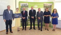 Wręczenie symbolicznych czeków samorządowcom z terenu powiatu łosickiego, siedleckiego i sokołowskiego w ramach Rządowego Programu „Polski Ład” PGR 25.07.2022 r.