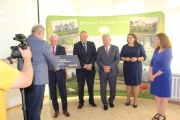 Wręczenie symbolicznych czeków samorządowcom z terenu powiatu łosickiego, siedleckiego i sokołowskiego w ramach Rządowego Programu „Polski Ład” PGR 25.07.2022 r.