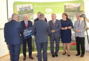 Wręczenie symbolicznych czeków samorządowcom z terenu powiatu łosickiego, siedleckiego i sokołowskiego w ramach Rządowego Programu „Polski Ład” PGR 25.07.2022 r.