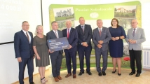 Wręczenie symbolicznych czeków samorządowcom z terenu powiatu łosickiego, siedleckiego i sokołowskiego w ramach Rządowego Programu „Polski Ład” PGR 25.07.2022 r.