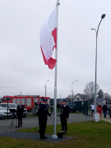 Podniesienie flagi państwowej na maszt w Wiśniewie